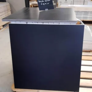 Restpartij effen mat zwarte tegels (Geotiles Cromatic Black) van 60x60 cm bij Tegelstudio Zeeland in Vlissingen