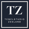 Logo van Tegelstudio Zeeland. Donkerblauw vierkant met wit kader, hoofdletters TZ en eronder Tegelstudio Zeeland in kleinere hoofdletters