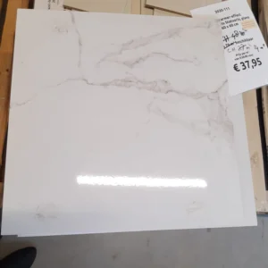 Restpartij marmerlook tegels van 60x60 cm bij Tegelstudio Zeeland in Vlissingen