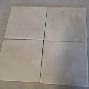 Restpartij handvormlook vloertegels van 15x15 cm, Velsa Tiles Cementum Creamy, bij Tegelstudio Zeeland in Vlissingen