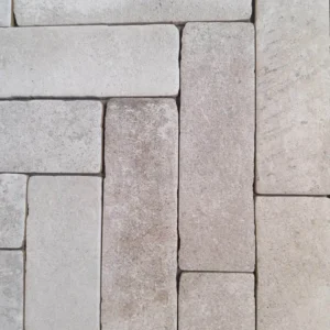 Close-up van tegels uit een restpartij Ricchetti Brick Ginepro bij Tegelstudio Zeeland in Vlissingen