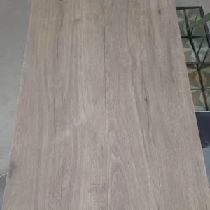 Restpartij houtlook tegels van 30x120 cm bij Tegelstudio Zeeland in Vlissingen