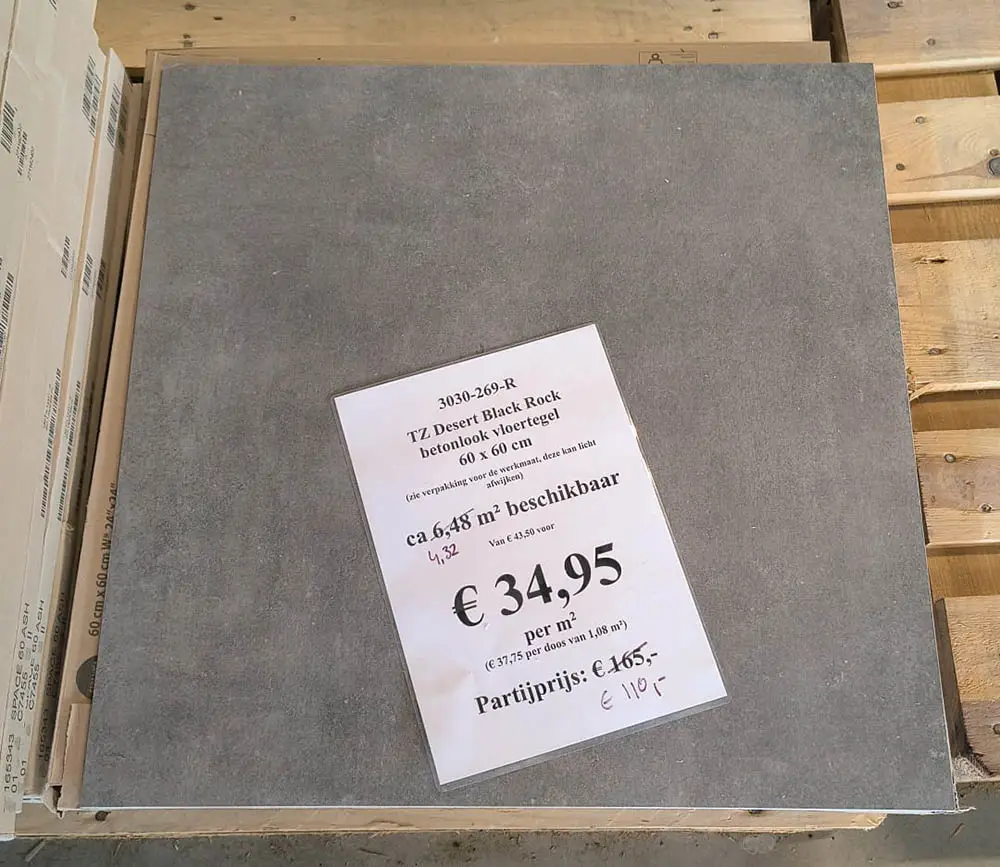 Restpartij antraciet betonlook tegels van 60x60 bij Tegelstudio Zeeland in Vlissingen