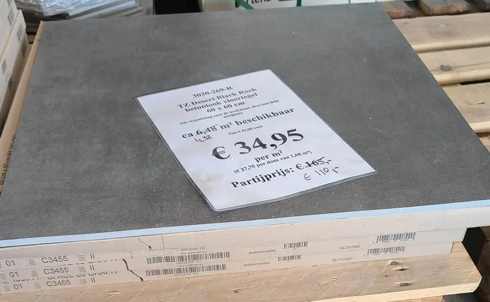 Restpartij antraciet betonlook tegels van 60x60 bij Tegelstudio Zeeland in Vlissingen