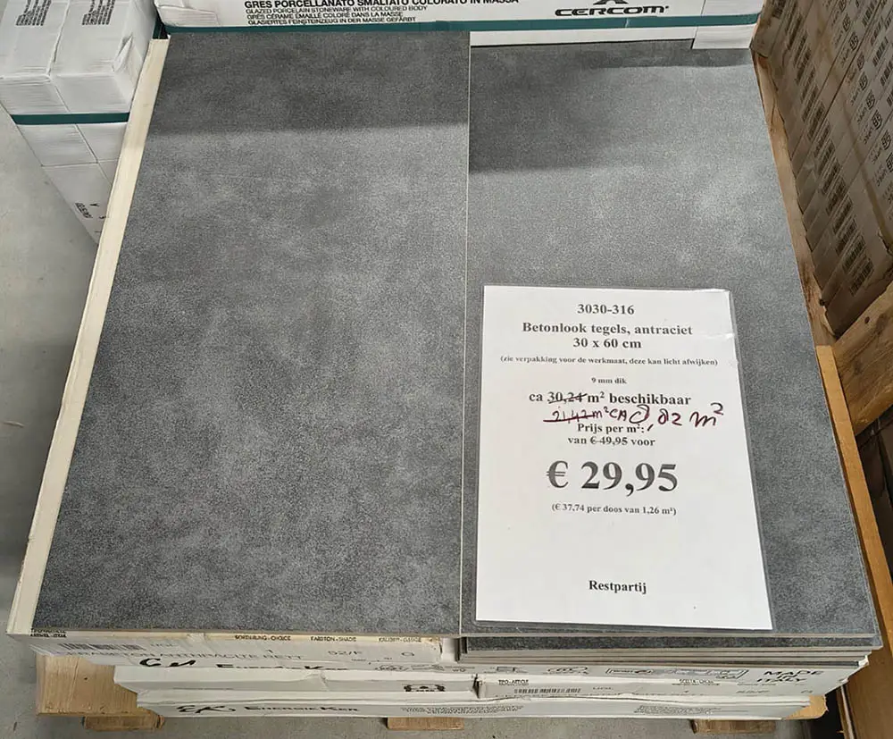 Restpartij Energieker Cerabeton Anthracite 30x60 cm betonlook tegels bij Tegelstudio Zeeland in Vlissingen