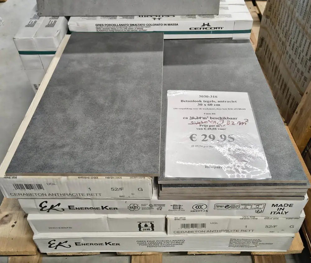 Restpartij Energieker Cerabeton Anthracite 30x60 cm betonlook tegels bij Tegelstudio Zeeland in Vlissingen