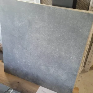 Restpartij Pastorelli Sentimento Antracite betonlook tegels van 80x80 cm bij Tegelstudio Zeeland in Vlissingen