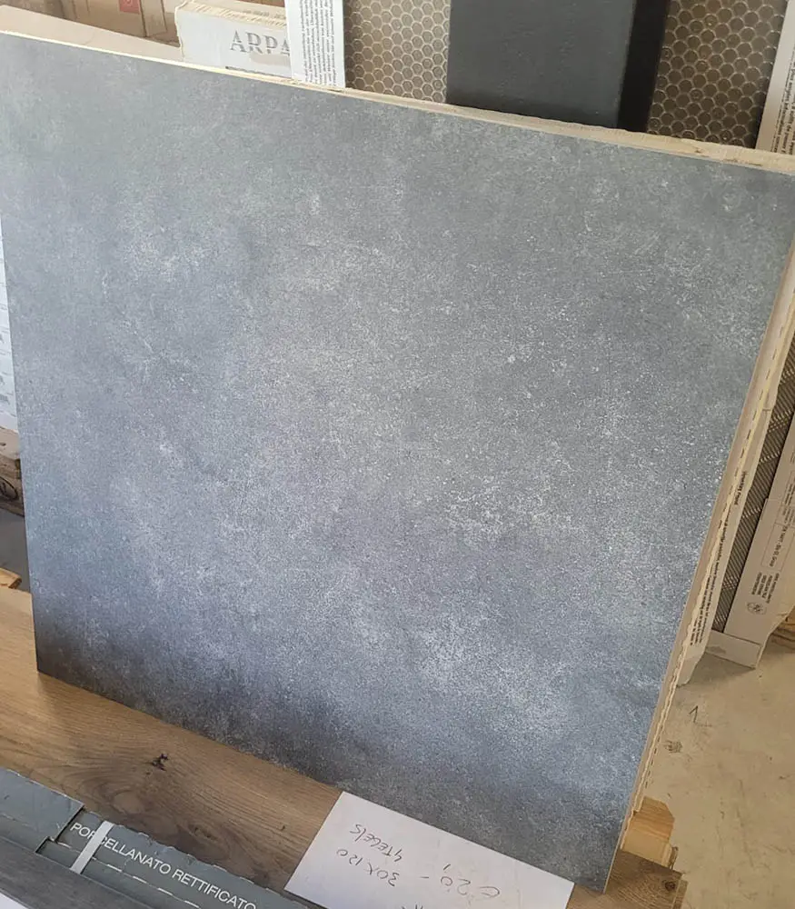 Restpartij Pastorelli Sentimento Antracite betonlook tegels van 80x80 cm bij Tegelstudio Zeeland in Vlissingen