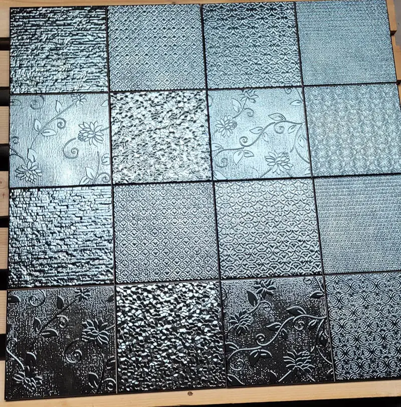 Restpartij Realonda Glint Antracita 44x44 cm decortegels bij Tegelstudio Zeeland in Vlissingen
