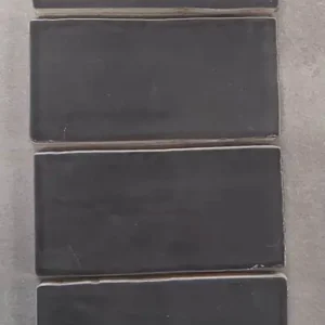 Restpartij antraciet wandtegels van 7,5x15 cm bij Tegelstudio Zeeland in Vlissingen