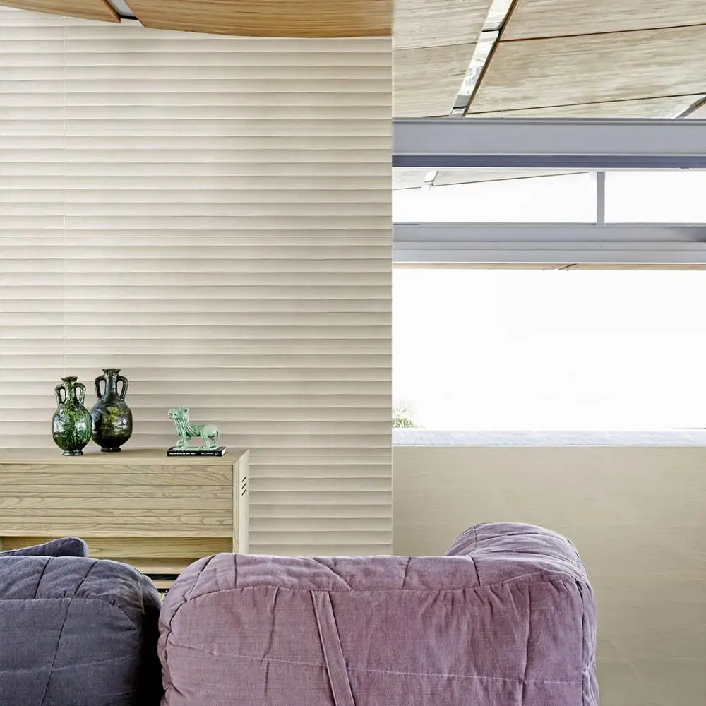 Impressiefoto van een betegelde wand bij restpartij Marazzi Fabric Fold Linen decortegels van 40x120 cm bij Tegelstudio Zeeland in Vlissingen