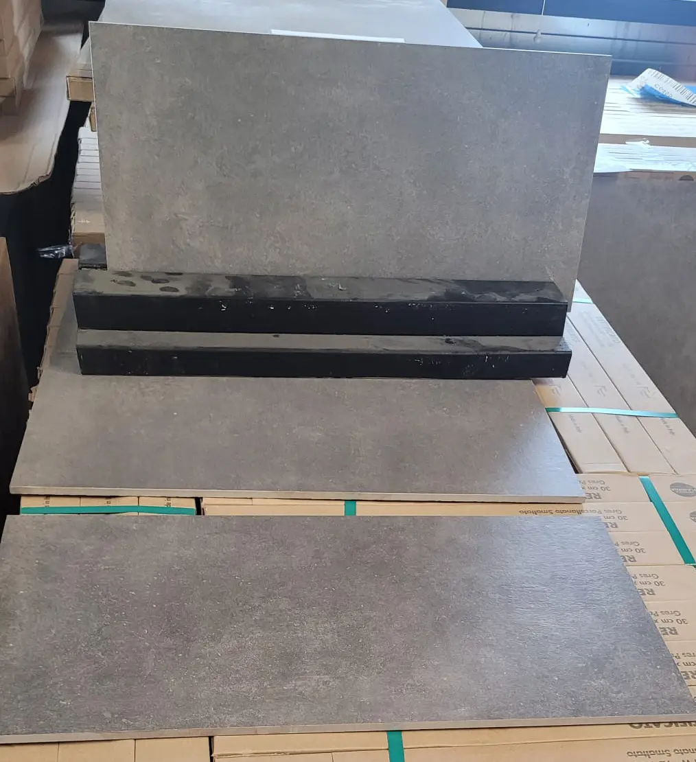Antraciet betonlook tegels van 30x60 cm bij Tegelstudio Zeeland in Vlissingen
