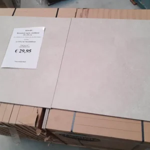 Zandkleur / beige betonlook tegels van 60x60 cm bij Tegelstudio Zeeland in Vlissingen