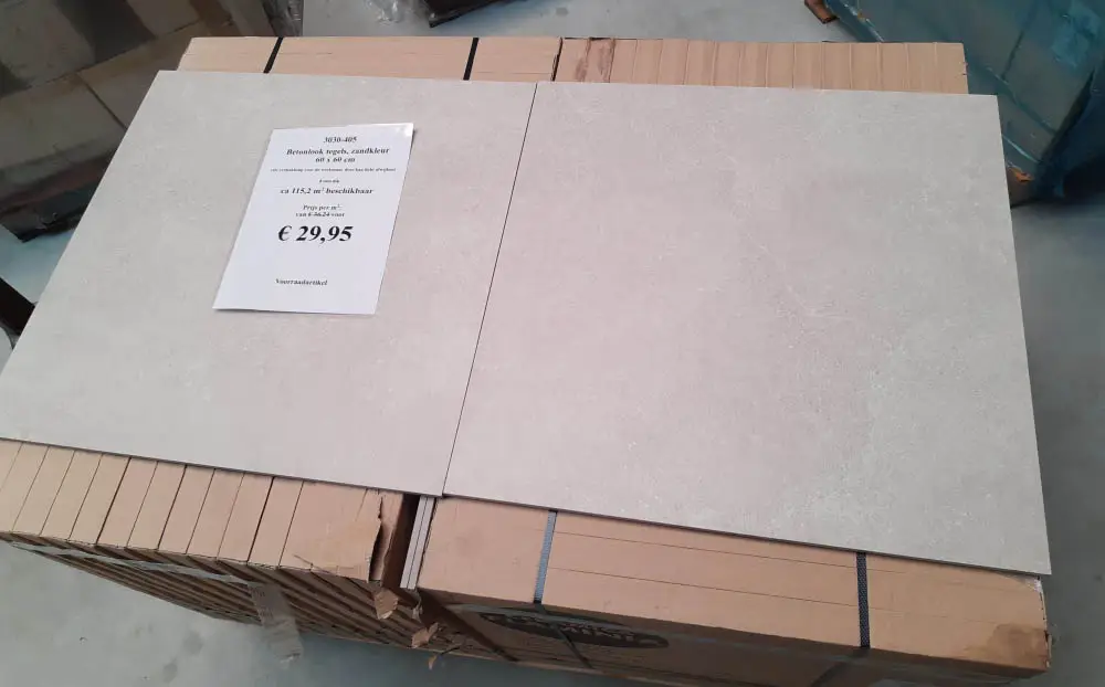 Zandkleur / beige betonlook tegels van 60x60 cm bij Tegelstudio Zeeland in Vlissingen