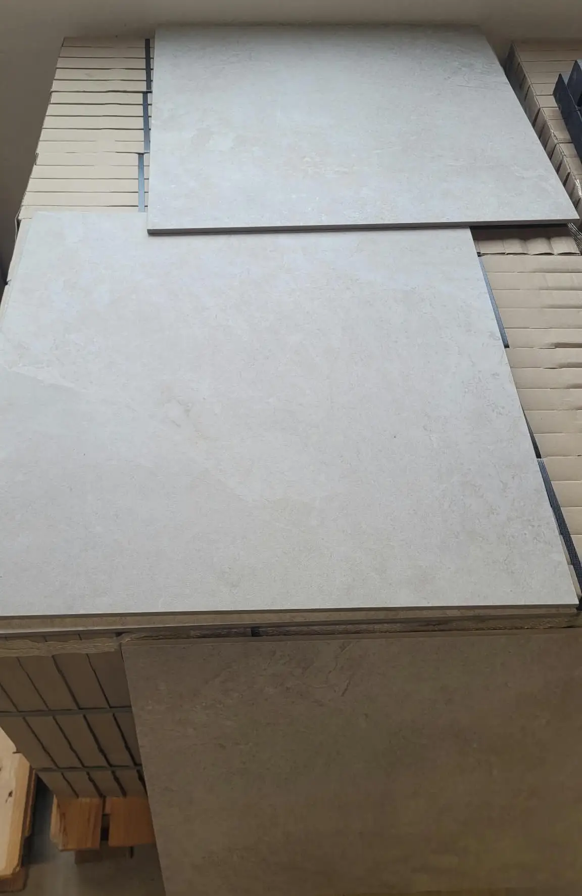 Natuursteenlook tegels Trilogy Ivory 60x60 cm bij Tegelstudio Zeeland in Vlissingen