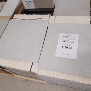 Wit-grijze betonlook tegels van 60x60 cm in het verkoopmagazijn van Tegelstudio Zeeland. Uit voorraad leverbaar