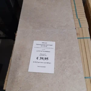 Natuursteenlook tegels Sand, 60x60 cm. Verkrijgbaar in 30x60, 60x60, 80x80 en 60x120 cm. Op voorraad bij Tegelstudio Zeeland in Vlissingen