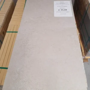 Ivoor natuursteenlook tegels in het verkoopmagazijn van Tegelstudio Zeeland in Vlissingen. Verkrijgbaar in 2 kleuren en 4 maten: 30x60, 60x60, 80x80 en 60x120