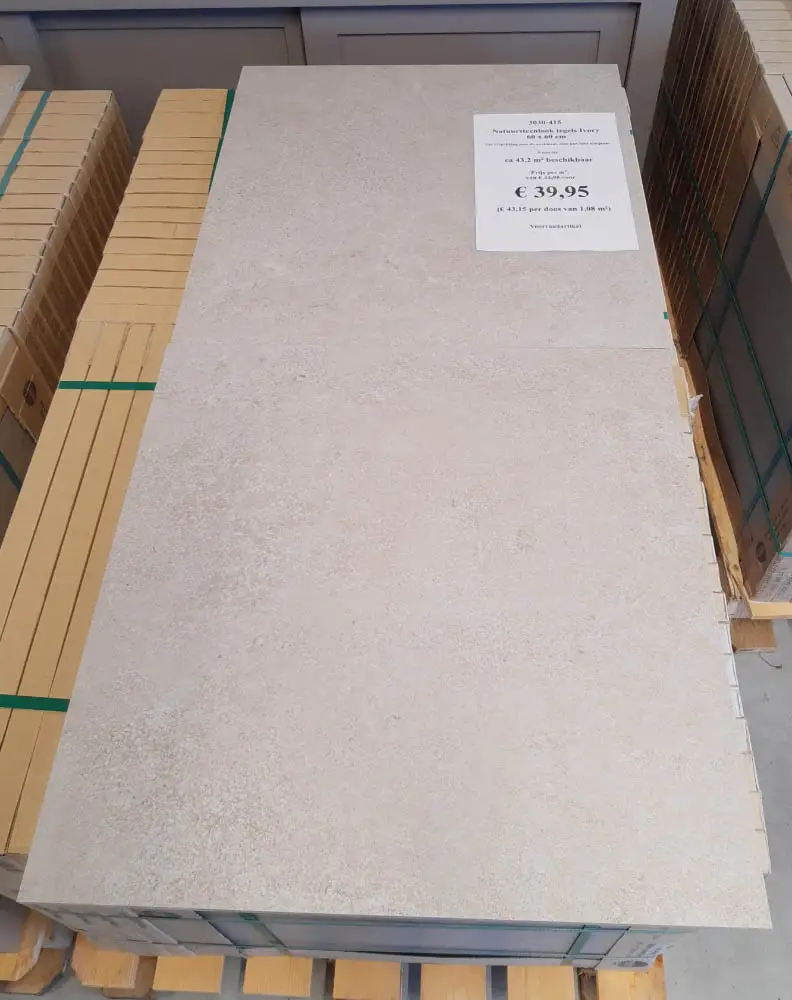 Ivoor natuursteenlook tegels in het verkoopmagazijn van Tegelstudio Zeeland in Vlissingen. Verkrijgbaar in 2 kleuren en 4 maten: 30x60, 60x60, 80x80 en 60x120