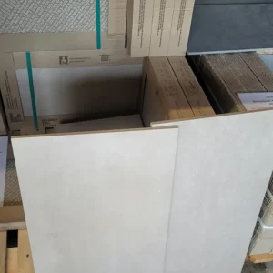 Beige betonlook tegels van 30x60 cm in het verkoopmagazijn van Tegelstudio Zeeland in Vlissingen