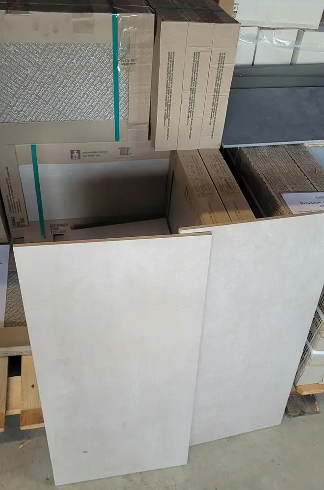Beige betonlook tegels van 30x60 cm in het verkoopmagazijn van Tegelstudio Zeeland in Vlissingen