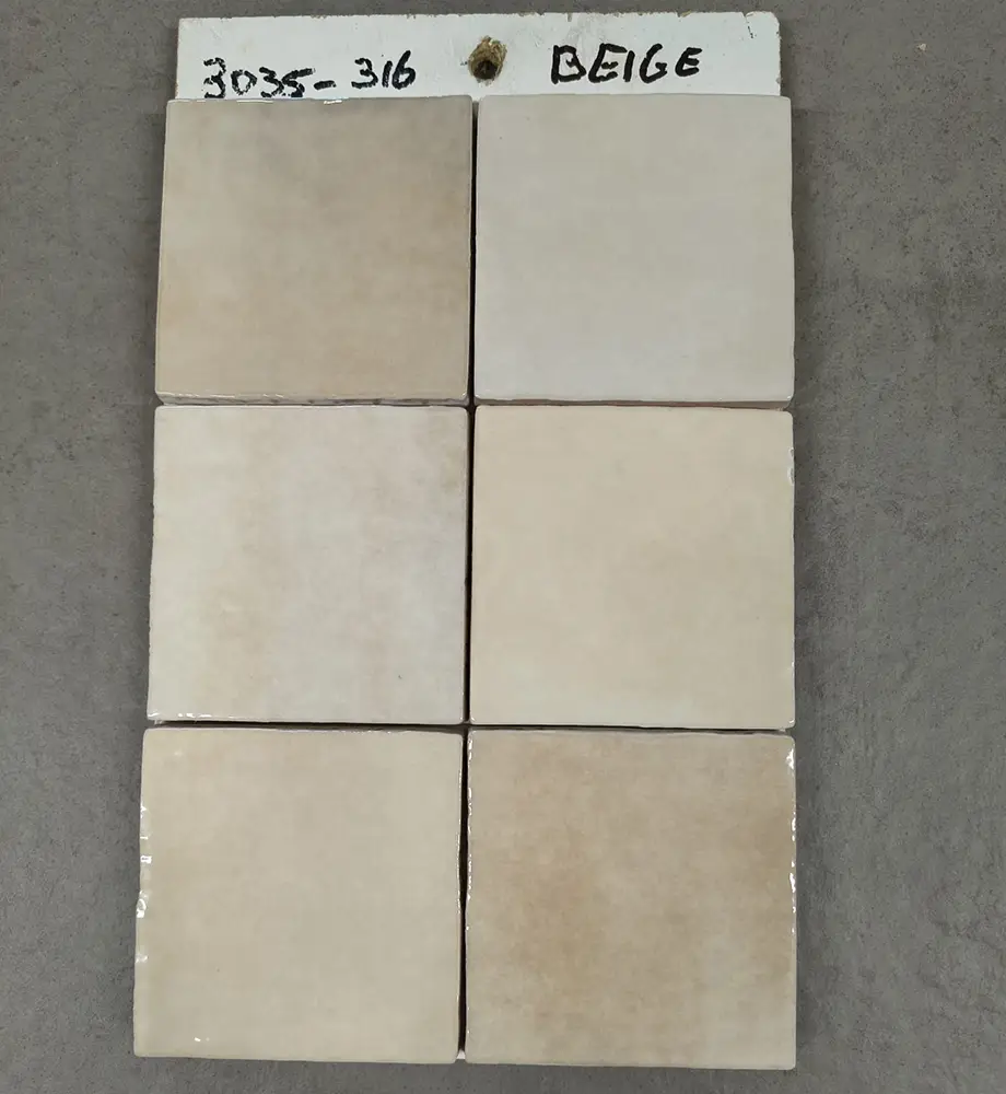Beige handvormlook tegels van 10x10 cm bij Tegelstudio Zeeland in Vlissingen.