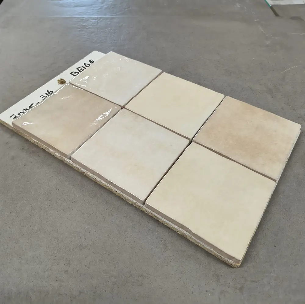 Beige handvormlook tegels van 10x10 cm bij Tegelstudio Zeeland in Vlissingen.