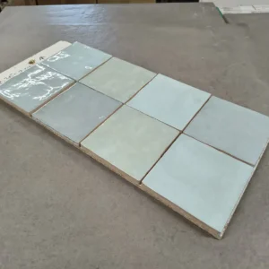 Lichtblauwe handvormlook tegels van 10x10 cm bij Tegelstudio Zeeland in Vlissingen.