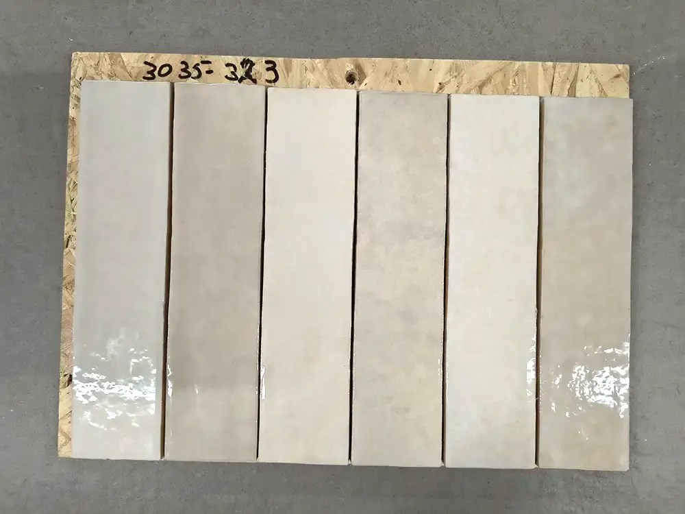 Beige handvormlook tegels van 6x24,6 cm bij Tegelstudio Zeeland in Vlissingen.