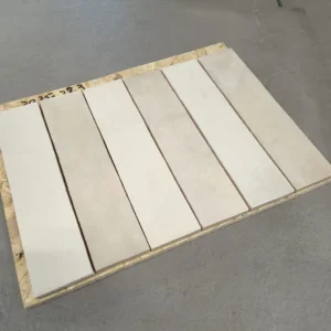 Beige handvormlook tegels van 6x24,6 cm bij Tegelstudio Zeeland in Vlissingen.
