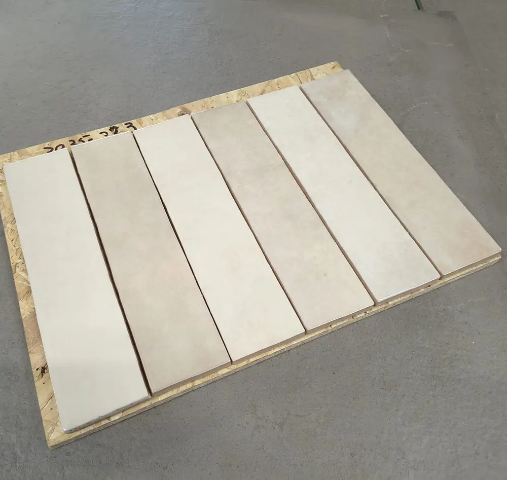 Beige handvormlook tegels van 6x24,6 cm bij Tegelstudio Zeeland in Vlissingen.