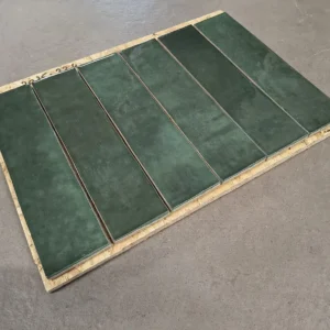 Donkergroene handvormlook tegels van 6x24,6 cm bij Tegelstudio Zeeland in Vlissingen.