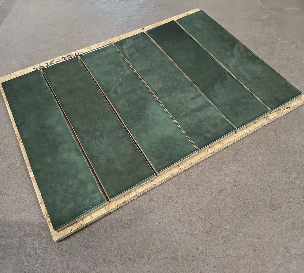 Donkergroene handvormlook tegels van 6x24,6 cm bij Tegelstudio Zeeland in Vlissingen.