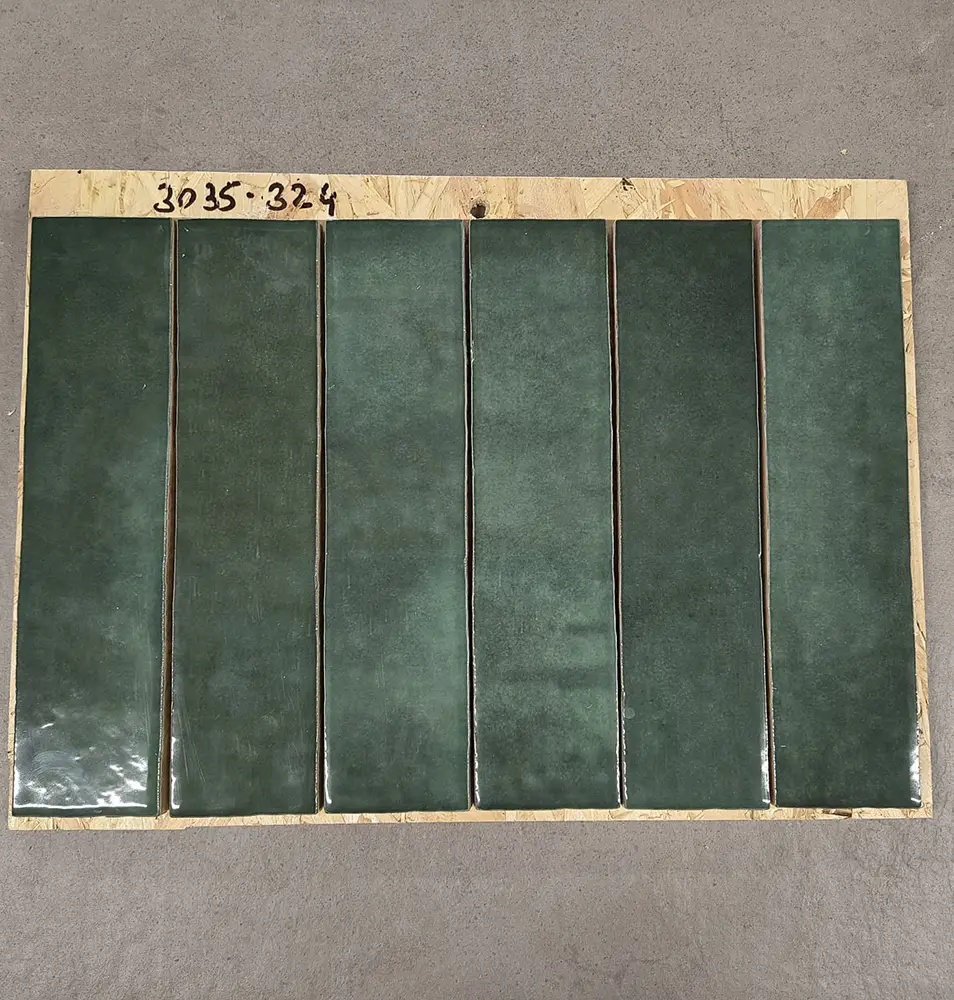 Donkergroene handvormlook tegels van 6x24,6 cm bij Tegelstudio Zeeland in Vlissingen.