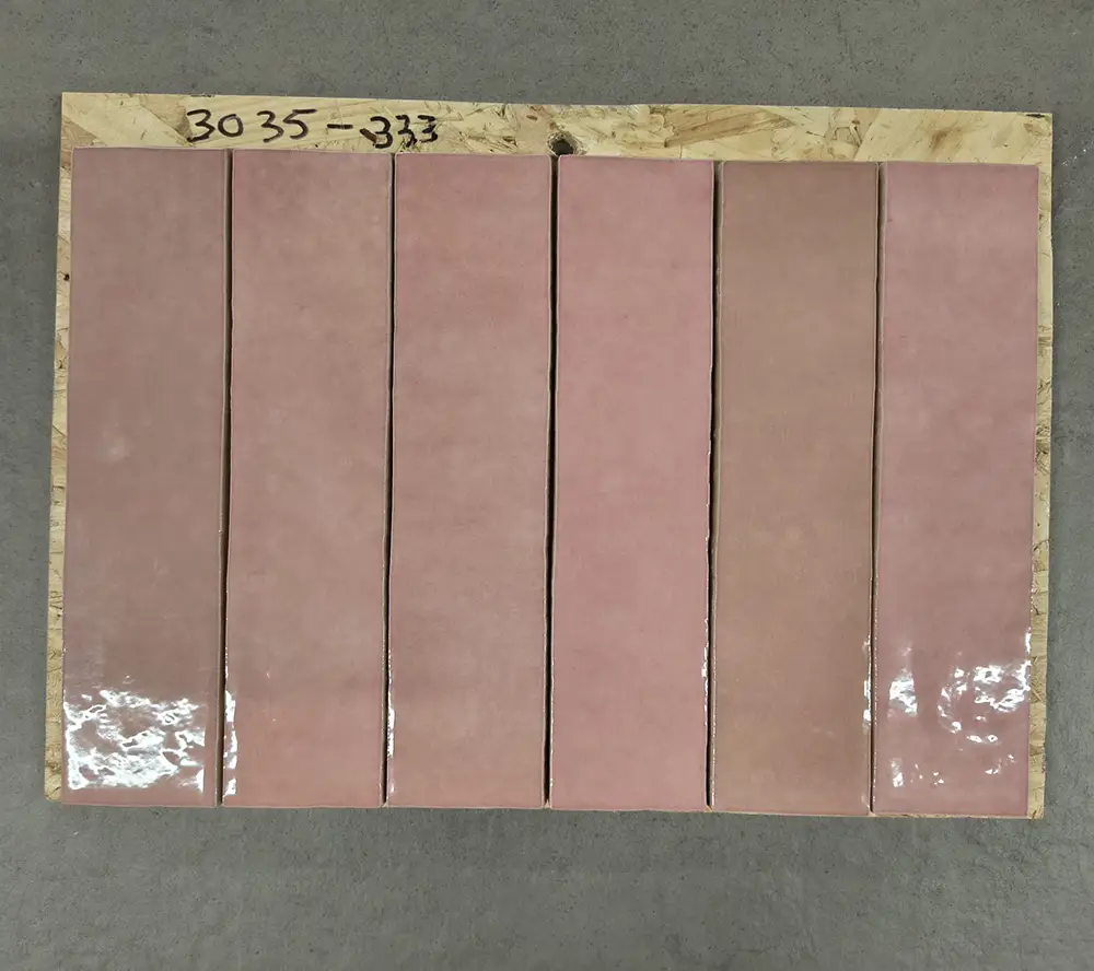 Roze handvormlook tegels van 6x24,6 cm bij Tegelstudio Zeeland in Vlissingen.