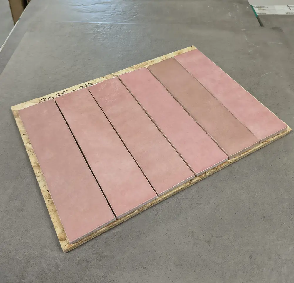 Roze handvormlook tegels van 6x24,6 cm bij Tegelstudio Zeeland in Vlissingen.