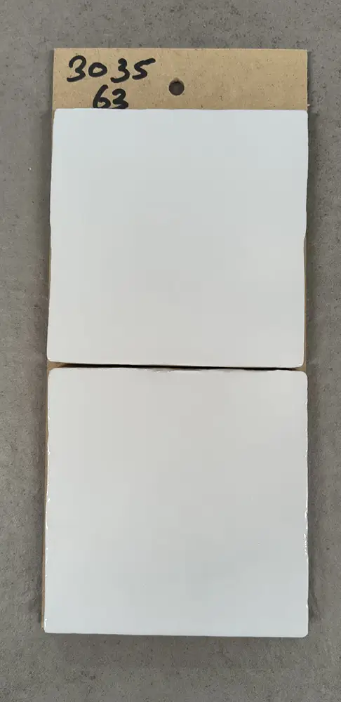 Glanzend witte handvormlook tegels van 13x13 cm bij Tegelstudio Zeeland in Vlissingen