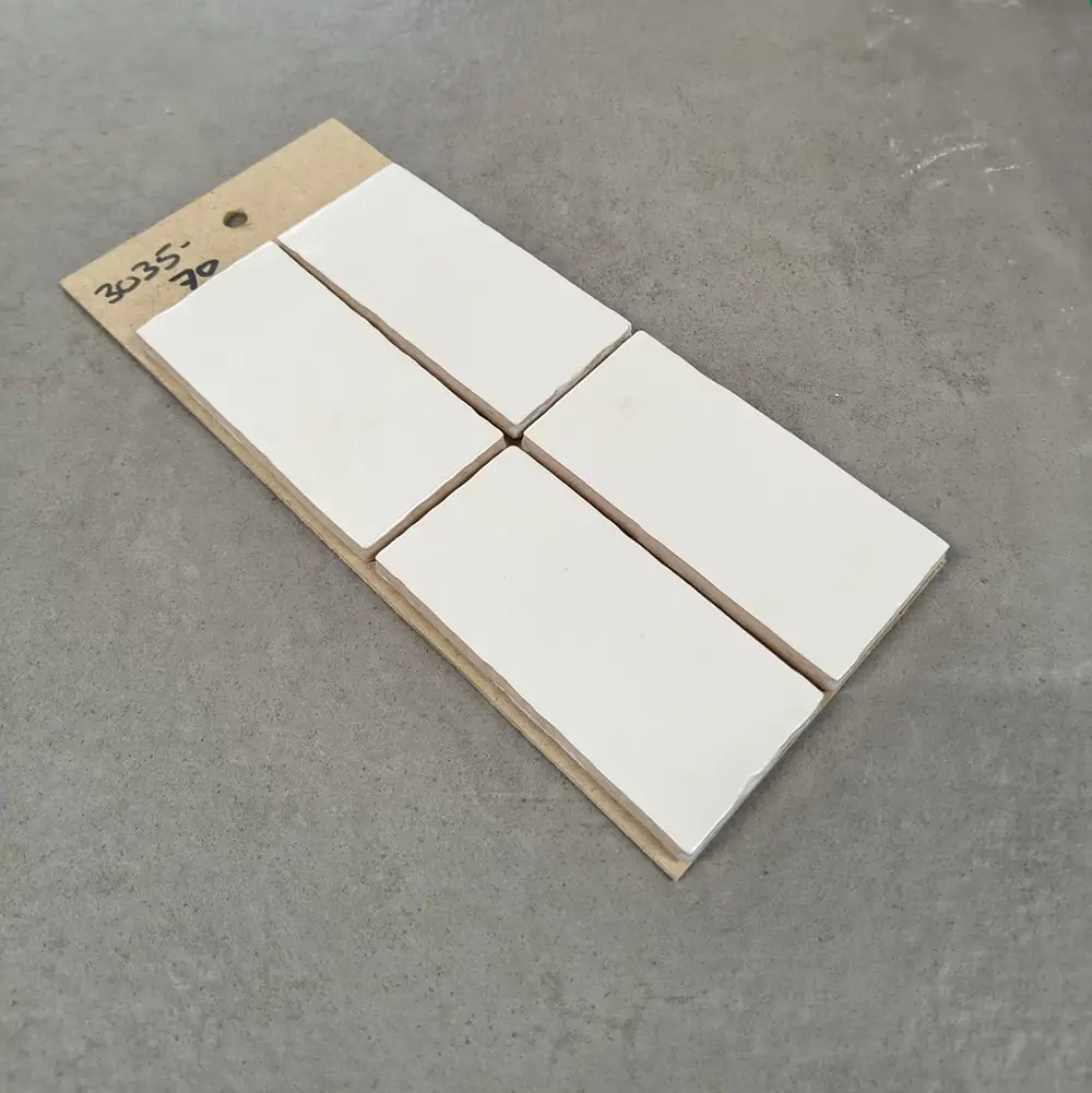 Glanzend witte handvormlook tegels van 6,5x13 cm bij Tegelstudio Zeeland in Vlissingen