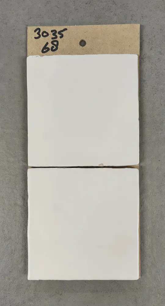 Mat amandelbloesem-witte handvormlook tegels van 13x13 cm bij Tegelstudio Zeeland in Vlissingen