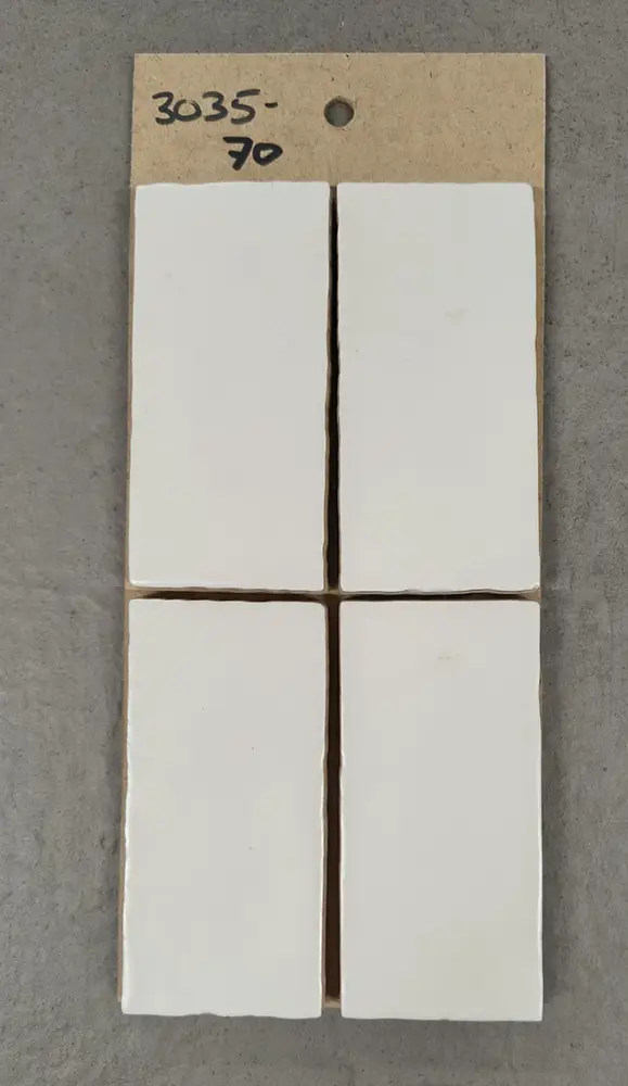 Glanzend amandelbloesem-witte handvormlook tegels van 6,5x13 cm bij Tegelstudio Zeeland in Vlissingen