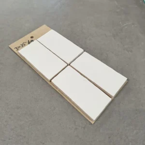 Glanzend amandelbloesem-witte handvormlook tegels van 6,5x13 cm bij Tegelstudio Zeeland in Vlissingen