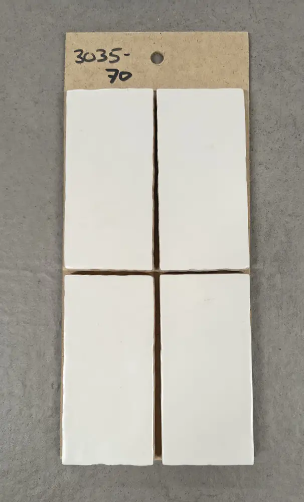 Mat amandelbloesem-witte handvormlook tegels van 6,5x13 cm bij Tegelstudio Zeeland in Vlissingen