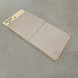 Glanzend taupe handvormlook tegels van 13x13 cm bij Tegelstudio Zeeland in Vlissingen