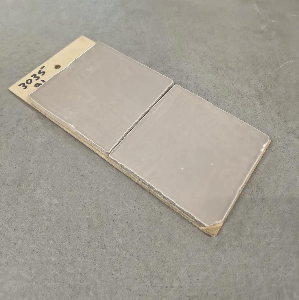 Glanzend taupe handvormlook tegels van 13x13 cm bij Tegelstudio Zeeland in Vlissingen