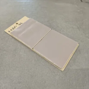 Mat taupe handvormlook tegels van 13x13 cm bij Tegelstudio Zeeland in Vlissingen