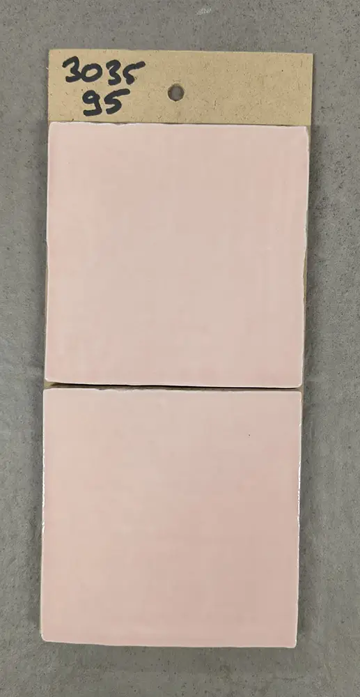 Glanzend roze handvormlook tegels van 13x13 cm bij Tegelstudio Zeeland in Vlissingen