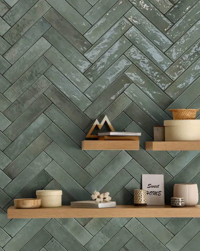 Impressie van groene vintagelook wandtegels van 6x25 cm bij Tegelstudio Zeeland in Vlissingen