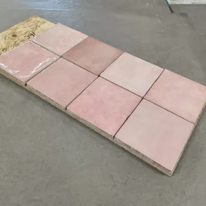 Roze handvormlook tegels van 10x10 cm bij Tegelstudio Zeeland in Vlissingen.