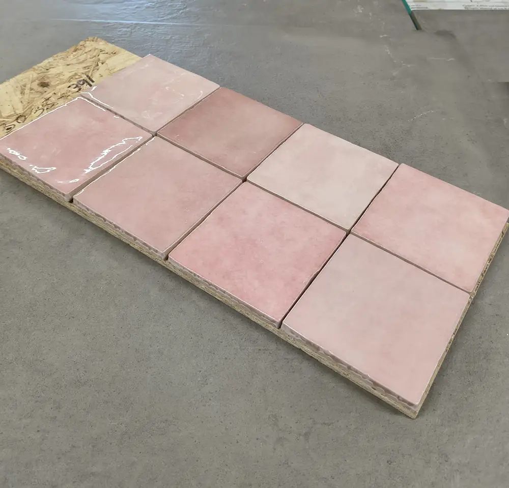 Roze handvormlook tegels van 10x10 cm bij Tegelstudio Zeeland in Vlissingen.
