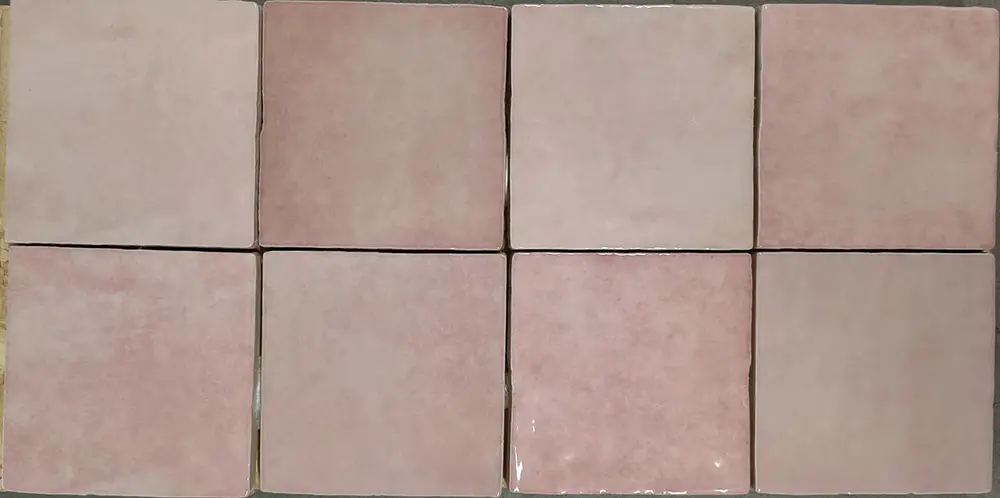 Roze handvormlook tegels van 10x10 cm bij Tegelstudio Zeeland in Vlissingen.